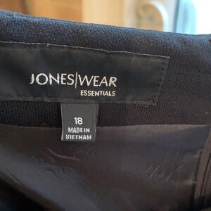 Jones Wear Classic Black Garment
